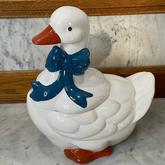 New in Box vintage ceramic Mother Goose cookie jar with a blue bow - Picture 5 of 11